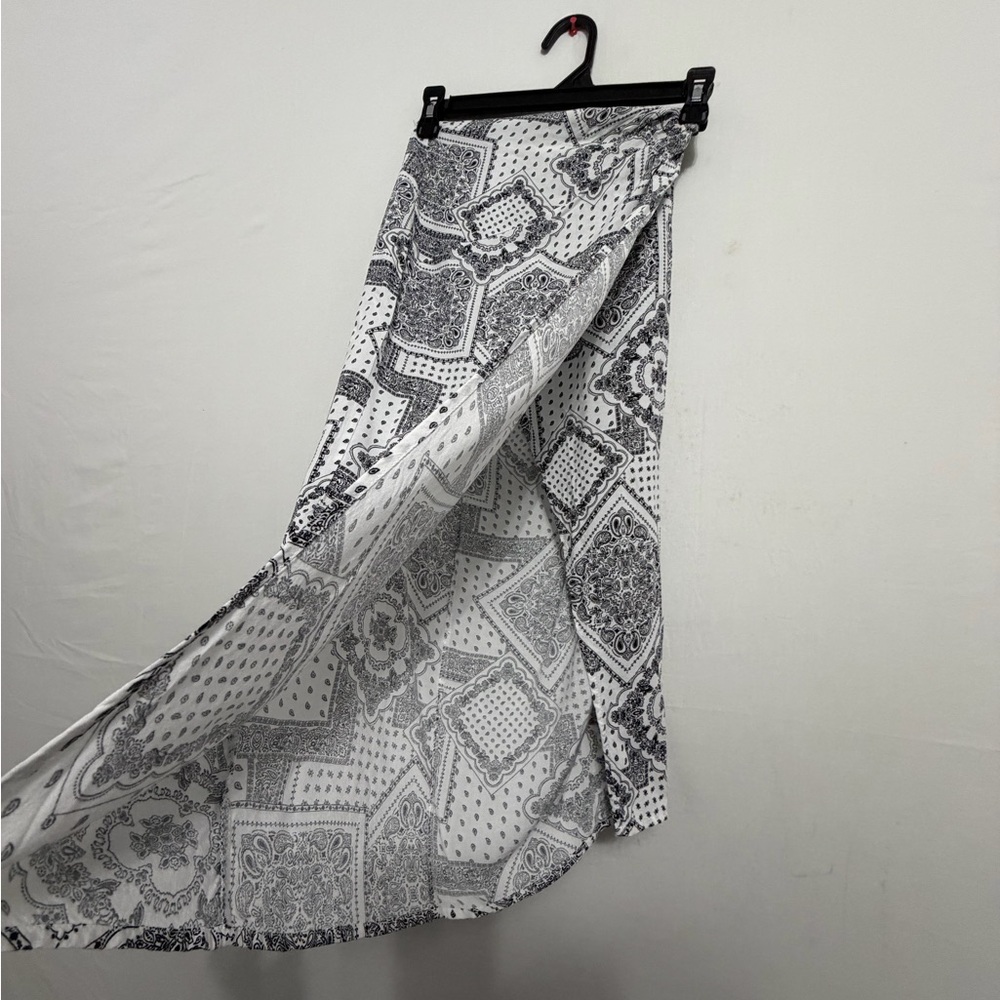 Windsor women’s size XS Black & White Paisley Wrap Midi Skirt (A384)✨